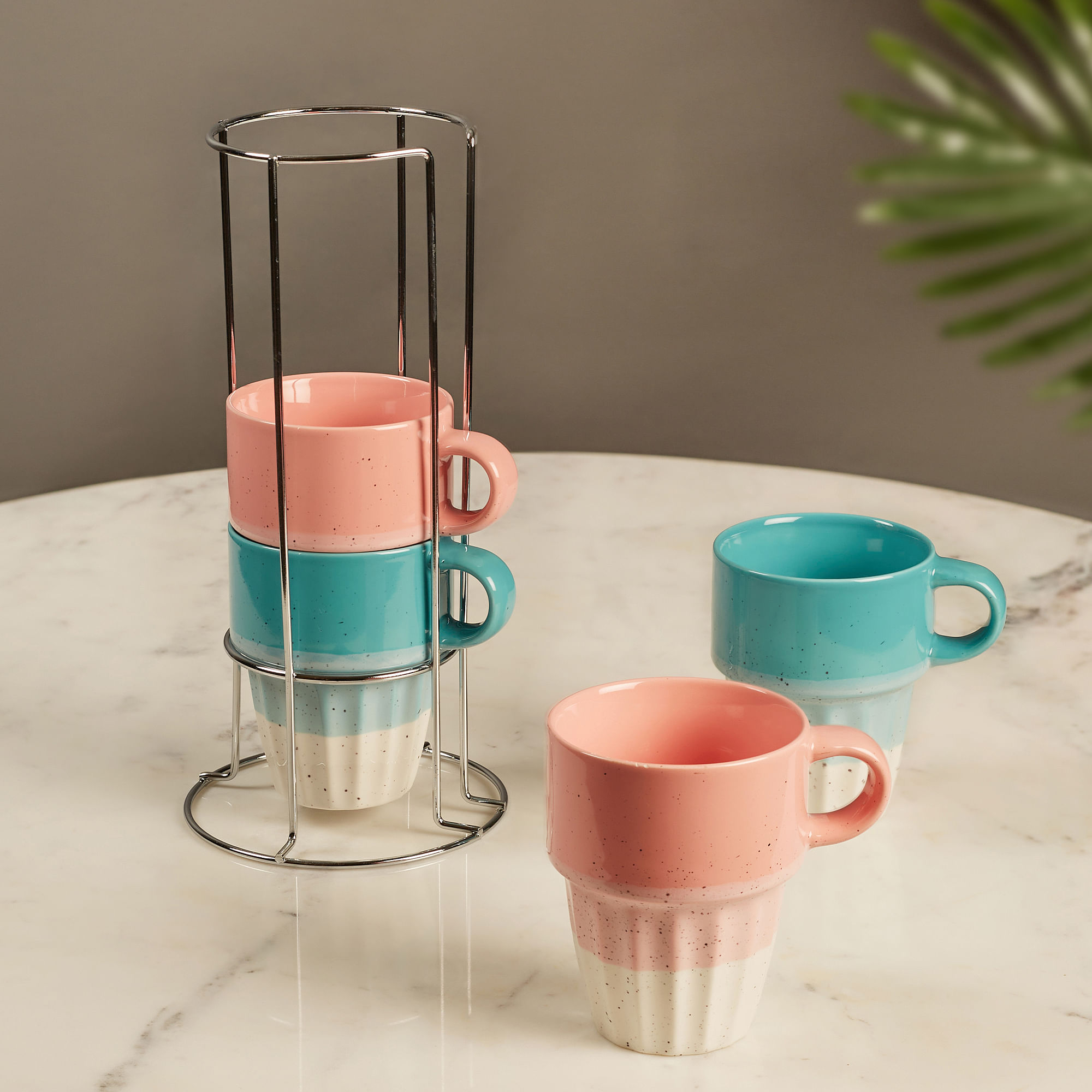 Glass coffee mugs with store metal holders